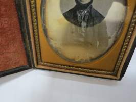 Dagerrotypia / dagerrotyyppi -valokuva kotelossa, noin 7 x 11 cm eli "quarter-plate" / neljänneslevyn kokoinen, kohtuukunto, hopeoidussa pinnassa joitakin pilkkuja