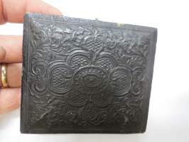 Dagerrotypia / dagerrotyyppi -valokuva kotelossa, noin 7 x 11 cm eli "quarter-plate" / neljänneslevyn kokoinen, kohtuukunto, hopeoidussa pinnassa joitakin pilkkuja