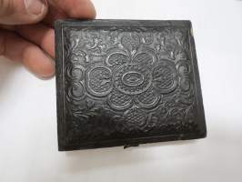 Dagerrotypia / dagerrotyyppi -valokuva kotelossa, noin 7 x 11 cm eli "quarter-plate" / neljänneslevyn kokoinen, kohtuukunto, hopeoidussa pinnassa joitakin pilkkuja