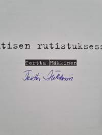 Uutisen rutistuksessa (signeerattu)