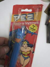 Pez Candy Dispenser with Batman + Wonder Woman (print), Lepakkomies-annostelija ja Ihme-Nainen kuvattuna pakkauksessa