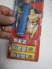 Pez Candy Dispenser with Batman + Wonder Woman (print), Lepakkomies-annostelija ja Ihme-Nainen kuvattuna pakkauksessa
