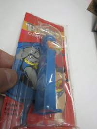 Pez Candy Dispenser with Batman + Wonder Woman (print), Lepakkomies-annostelija ja Ihme-Nainen kuvattuna pakkauksessa