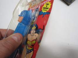 Pez Candy Dispenser with Batman + Wonder Woman (print), Lepakkomies-annostelija ja Ihme-Nainen kuvattuna pakkauksessa