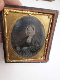 Rouva IV - ambrotyyppi (ambrotype) -kehyksessä oleva valokuva noin 1850-1860 luvulta