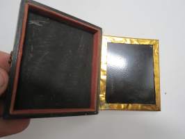 Rouva IV - ambrotyyppi (ambrotype) -kehyksessä oleva valokuva noin 1850-1860 luvulta