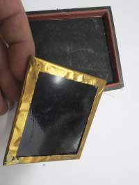 Rouva IV - ambrotyyppi (ambrotype) -kehyksessä oleva valokuva noin 1850-1860 luvulta