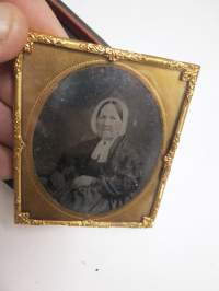 Rouva IV - ambrotyyppi (ambrotype) -kehyksessä oleva valokuva noin 1850-1860 luvulta