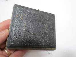 Rouva IV - ambrotyyppi (ambrotype) -kehyksessä oleva valokuva noin 1850-1860 luvulta