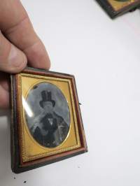 Silinterihattu - ambrotyyppi (ambrotype) -kehyksessä oleva valokuva noin 1850-1860 luvulta