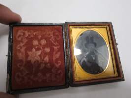 Silinterihattu - ambrotyyppi (ambrotype) -kehyksessä oleva valokuva noin 1850-1860 luvulta