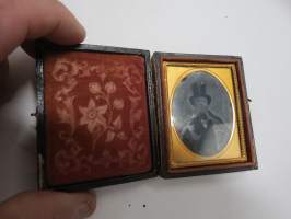 Silinterihattu - ambrotyyppi (ambrotype) -kehyksessä oleva valokuva noin 1850-1860 luvulta