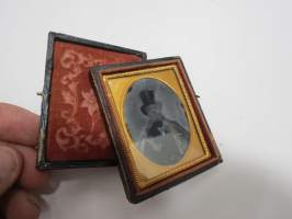 Silinterihattu - ambrotyyppi (ambrotype) -kehyksessä oleva valokuva noin 1850-1860 luvulta