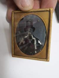 Silinterihattu - ambrotyyppi (ambrotype) -kehyksessä oleva valokuva noin 1850-1860 luvulta