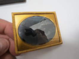 Silinterihattu - ambrotyyppi (ambrotype) -kehyksessä oleva valokuva noin 1850-1860 luvulta