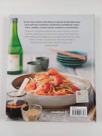 Sushi : sushiriisi, kastikkeet ja koristeet, maki, puristettu ja rullattu sushi, chirashi sushi, sashimi, misokeitot : herkuttelijan kirja