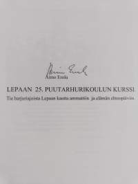 Lepaan 25. puutarhurikoulun kurssi : tie harjuriajoista Lepaan kautta ammattiin ja elämän ehtoopäiviin (signeerattu)