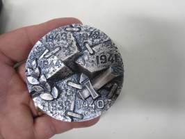 Sotainvalidien Veljesliitto 1939-1945 Krisgsinvalidernas Brödraförbund -mitali, suunnitellut Heikki Häiväoja, hopeasävyinen, numeroitu 0136 / 2000