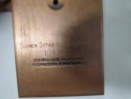 Suomen puolesta - För Finland Sotainvalidien Veljesliitto / Suomen Sotaveteraaniliitto ry 10.6.1972 -laatta, Veljesliiton lahjoitus Veteraaniliitolle