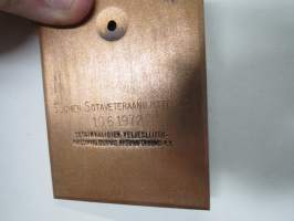 Suomen puolesta - För Finland Sotainvalidien Veljesliitto / Suomen Sotaveteraaniliitto ry 10.6.1972 -laatta, Veljesliiton lahjoitus Veteraaniliitolle
