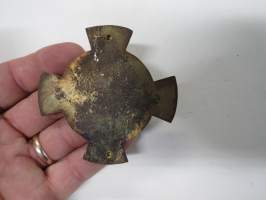 Suomen Sotaveteraaniliitto -tunnus, korkeus 7 cm