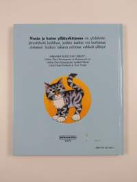 Utelias pieni kissanpoika leikkii piilosta