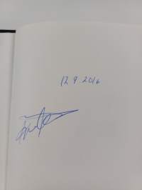 Luottotoimittaja : Julkisuutta voi hallita (signeerattu)