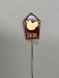SKDL Vappumerkki 1982 -neulamerkki / rintamerkki, metallia