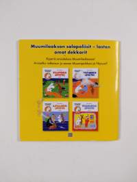 Muumipeikko maalaa taulun
