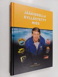 Jääkiekolla kyllästetty mies