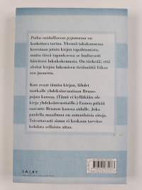 Poika raidallisessa pyjamassa