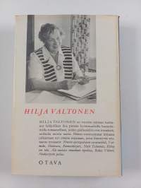 Neekerityttö peilaa