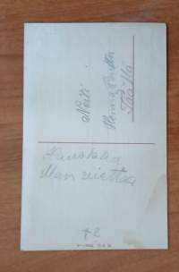 Sotilas kättelee siviiliä piirretty postikortti 1900-luvun alusta