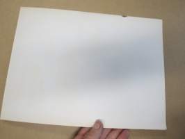 Prinsessa -kartongille painettu paperinukke vaatteineen, 1940 / -50-lukujen vaihteesta?