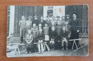 Vanha mustavalkoinen luokkakuva 1940-luvulta?