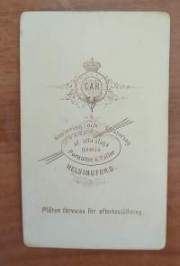 Istuva tyttä - visiittivalokuva. Carl Adolf Hårdt, Sosietethuset, Helsingfors