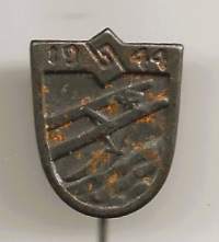 Nuorten talkoot Talkoosahra rauta 1944  - neulamerkki  rintamerkki