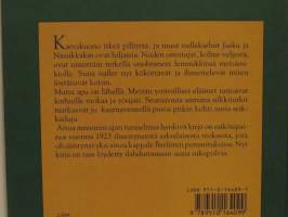 Kolme pikku karhua suuressa metsässä