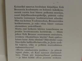 Keisari seisoo palatsissaan