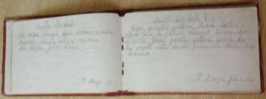 Muistokirja Poesie - kiiltokuvia ja muistovärssyjä - 17 kiiltokuvasivua, 2 irtonaista kiiltokuvaa, lisäksi värssysivuja,
