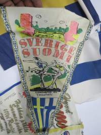 Suomi-Ruotsi yleisurheilumaaottelu 1983 Finnkampen Tukholma / Stockholm -3 kpl erilaisia viirejä ja maitten liput, tuolloin käytössä ollutta rekvisiittaa
