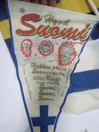 Suomi-Ruotsi yleisurheilumaaottelu 1983 Finnkampen Tukholma / Stockholm -3 kpl erilaisia viirejä ja maitten liput, tuolloin käytössä ollutta rekvisiittaa