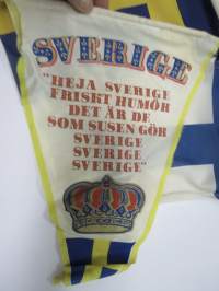 Suomi-Ruotsi yleisurheilumaaottelu 1983 Finnkampen Tukholma / Stockholm -3 kpl erilaisia viirejä ja maitten liput, tuolloin käytössä ollutta rekvisiittaa