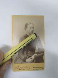 Emäntä Sela Packalén, rouva Josefa Lehtovaaran (os. Packalénin serkku), Skillnadens Atelier, Helsinki  -visiittikorttivalokuva / carte de visite / cdv