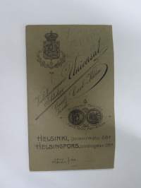 Liikeapulainen aino Tenonen - Atelier Universal, Helsinki -visiittikorttivalokuva / carte de visite / cdv