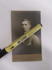 Merkonomi Yrjö Kataja, Helsinki - emil Lehtovaaran tukkuliikkeen konttoristi 1919-1920, Atelier Aino, Helsinki -visiittikorttivalokuva / carte de visite / cdv