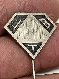 VBT 1914-1916 -neulamerkki, taustalla "Billnäs 24.6.1920" - tunnistamaton, mahdollisesti jokin koulu?