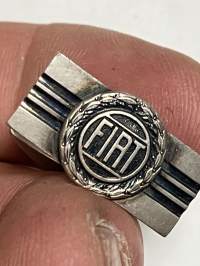 Fiat kalvosinnapit + solmioneula, leimattua 813 hopeaa, yhteispaino noin 13 grammaa
