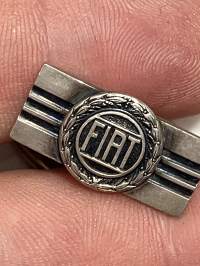 Fiat kalvosinnapit + solmioneula, leimattua 813 hopeaa, yhteispaino noin 13 grammaa