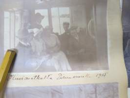 Valokuiva vv. 1918-1919, hävitettyä Vammalaa v. 1918 keväällä, sotilaspoikia tai nuoria sotamiehiä / suojeluskuntalaisia?